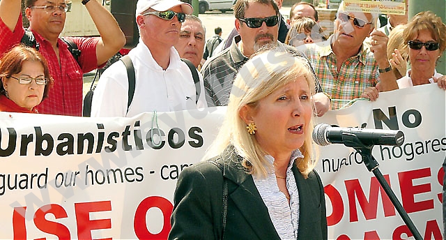Europarlamentarikern Marta Andreasen höll ett mycket kritiskt tal vid demonstrationen i Málaga. Hon menar en del av EU-bidragen till Spanien kan komma att frysas så länge det inte finns en lösning på de illegala bostäderna. Foto: SOHA